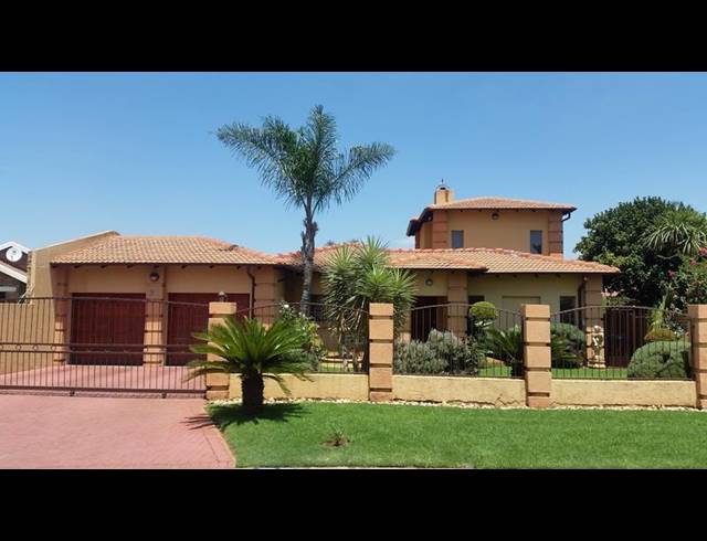 5 BEDROOM HOUSE FOR SALE IN ROOIHUISKRAAL NORTH